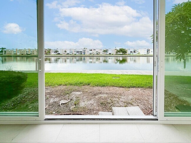 Building Photo - 7625 Sun Island Dr S