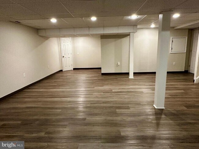 Building Photo - 18 Dundee Mews