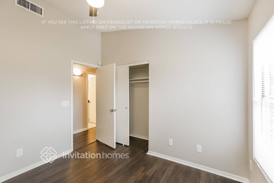 Building Photo - 1002 W Chicago Ct