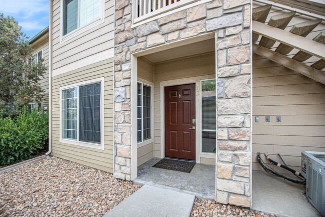Building Photo - Light and Bright Condo in East Denver