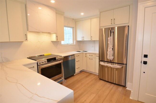 Building Photo - 137 Hillside Pl