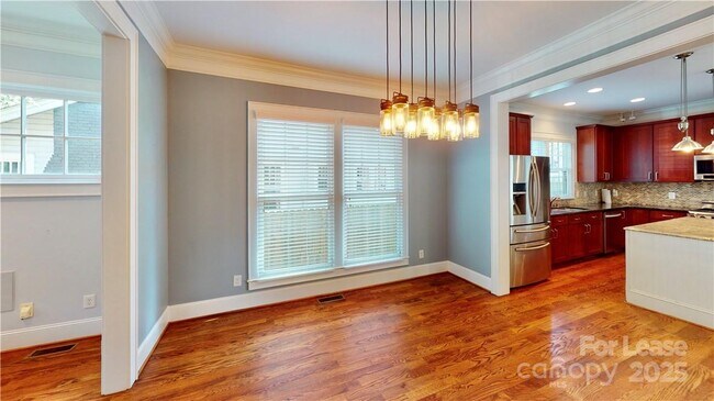 Building Photo - 2213 Roslyn Ave