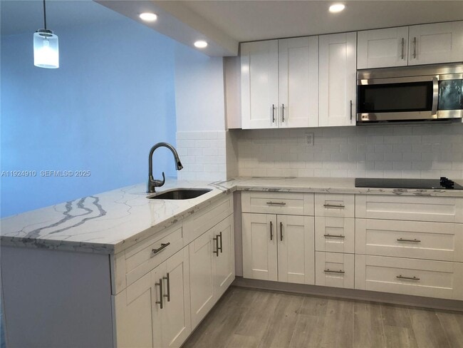 Building Photo - 905 Brickell Bay Dr