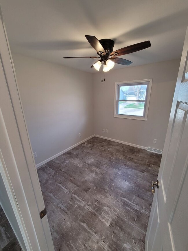 Building Photo - 3 Bedroom, 2 Bath Single Family Home in Camanche, IA