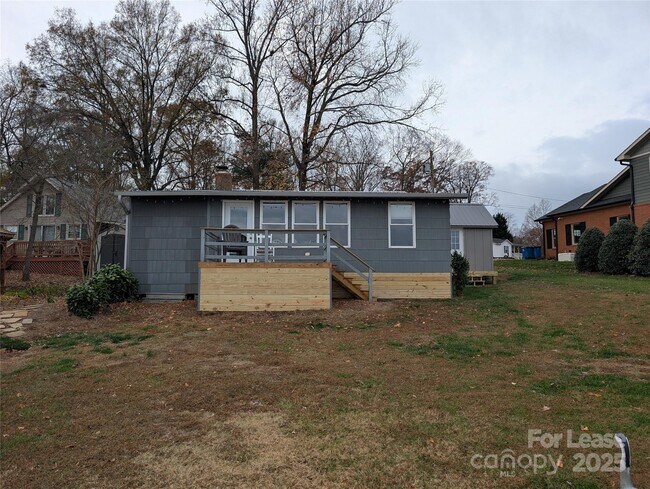 Building Photo - 187 Commodore Loop