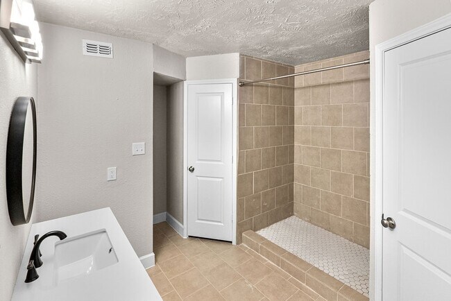 Building Photo - 14910 Grassington Dr