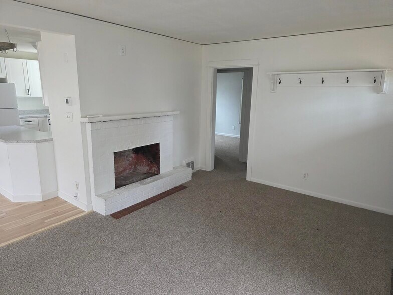 Building Photo - 1340 SW Hayter St