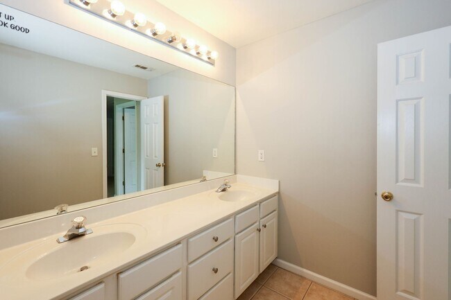 Building Photo - 2895 Haynes Club Cir SW