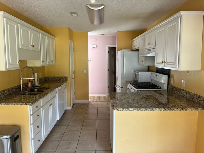 Building Photo - 3 Bedroom 2 Bath Home in Carolina Shores