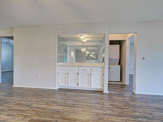 Building Photo - 2BD/2BA Mission Lakes Condo