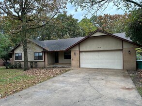Building Photo - Available 7/1!  Spacious 3 Bedroom, 2 Full Bathroom Rogers Home in Quiet Neighborhood