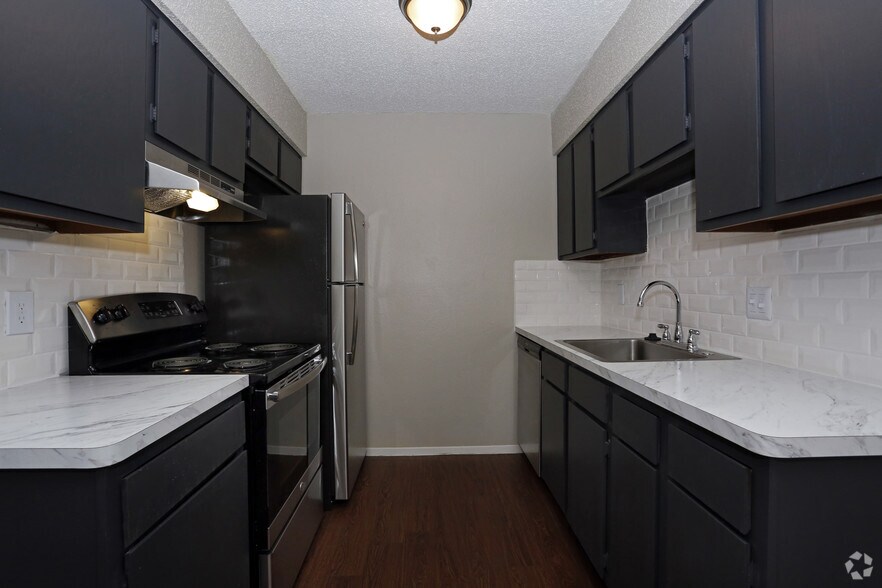 780SF_Two Bedroom_Kitchen - Valley View Apartments