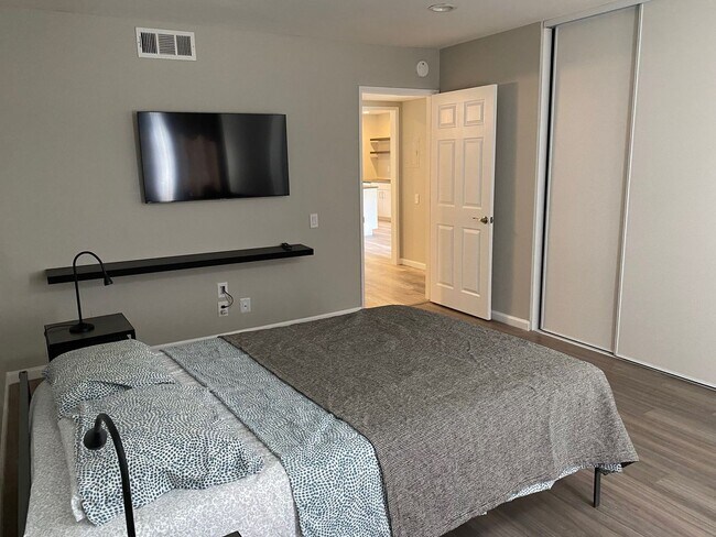 Building Photo - PICTURE PERFECT ONE BEDROOM , ONE BATH CONDO. GREAT MV LOCATION