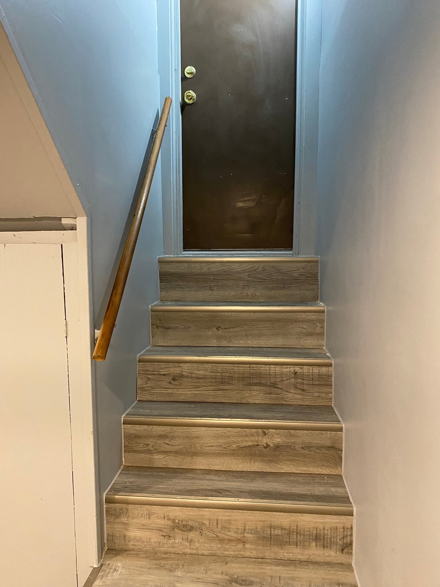 Entry into apt 5 steps - 4865 W Concord Pl