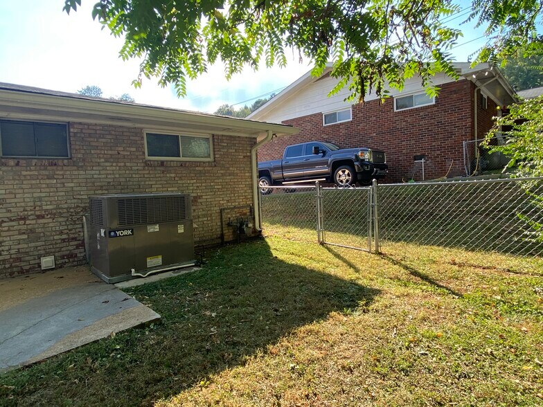 Building Photo - 3413 Lisa Dr