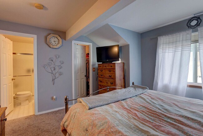 Building Photo - 3 Bed 2.5 Bath Townhome with Garage