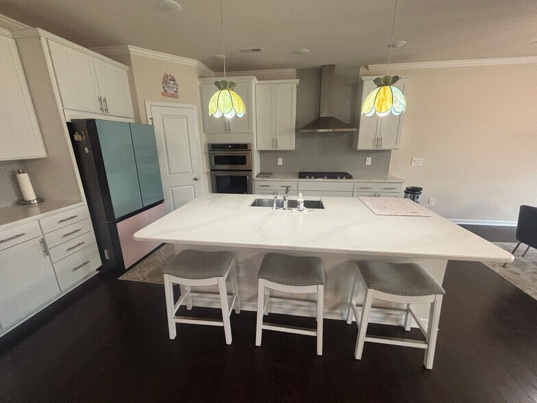 Building Photo - Room in House on Aintree Ave