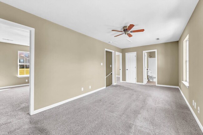 Building Photo - Amazing 3 bedroom 2 bathroom close to Fort...