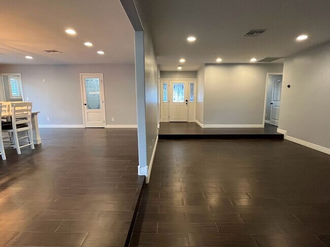 Building Photo - Elegant North Glendale Retreat with Premium Upgrades