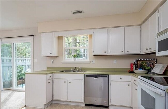 Building Photo - Remodeled Townhome!