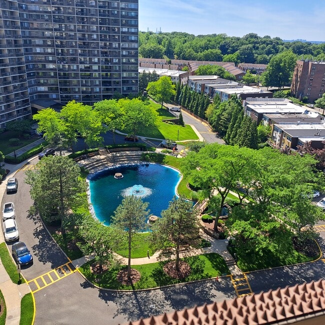 Fountain and Park area - 2 Bay Club Dr