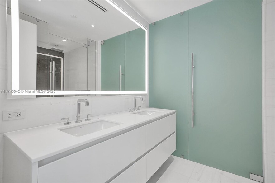 Building Photo - 300 Biscayne Boulevard Way