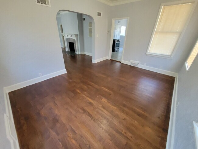 Building Photo - Charming 3-Bedroom Retreat with Hardwood Elegance