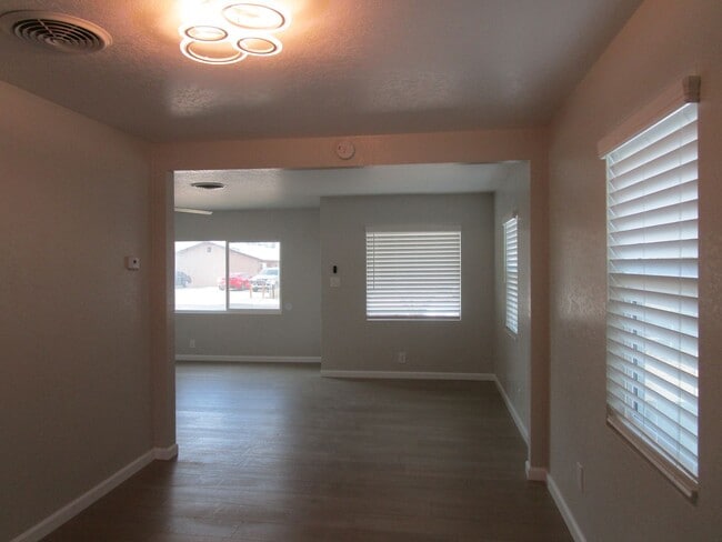 Building Photo - Please Contact Vaughn Realty to set up an ...