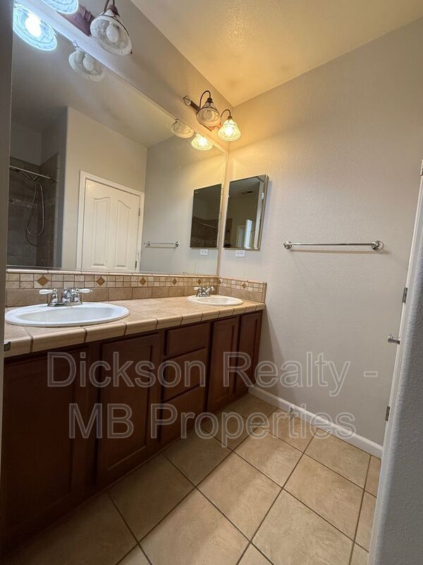 Building Photo - 475 Dartmoor Ct