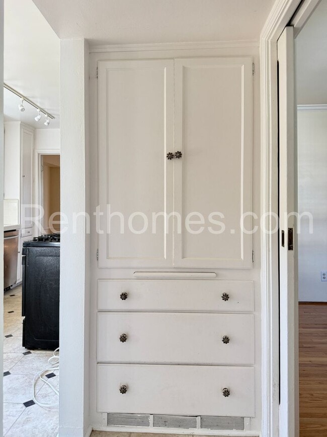 Building Photo - 2676 Narcissus Dr
