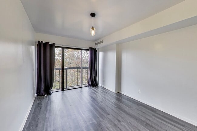 Building Photo - Large Foggy Bottom Beauty - 1+Den + 1 FB