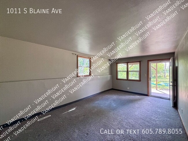 Building Photo - 1011 S Blaine Ave