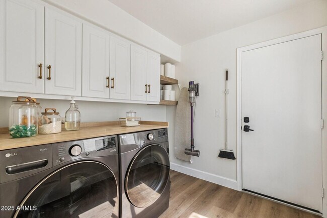 Building Photo - 5556 E Sandra Terrace