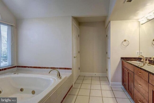 Building Photo - 2082 Hunters Crest Way