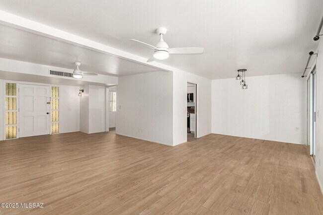 Building Photo - 6 E Madrid Dr