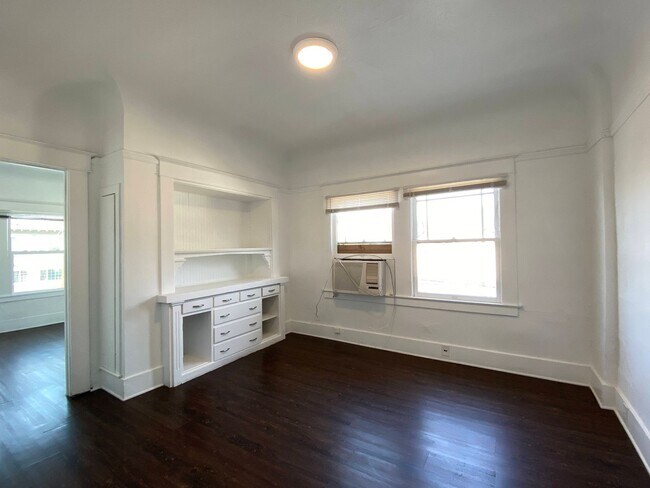 Building Photo - Two Bed, One Bath Apartment Located Downtown
