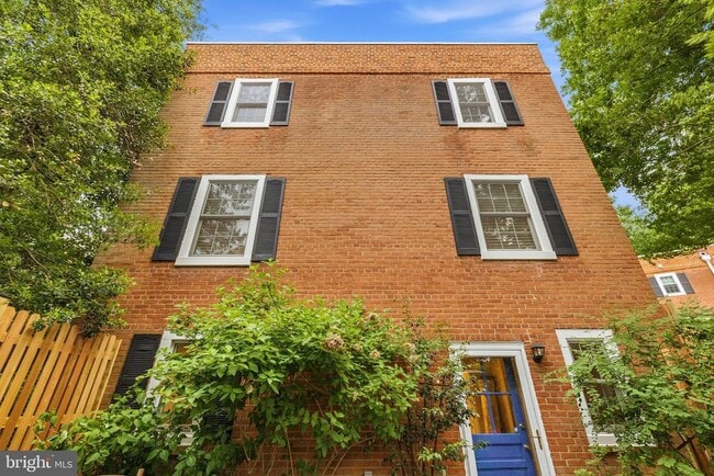 Building Photo - 2909 S Dinwiddie St