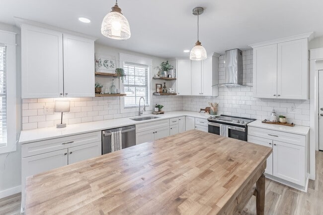 Building Photo - Close to downtown Athens! Beautifully renovated home with charm!