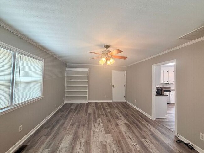 Building Photo - Central Wilmington, popular school districts,2 car garage/RV/Boat parking 3/4 bedroom/fenched/Liv...