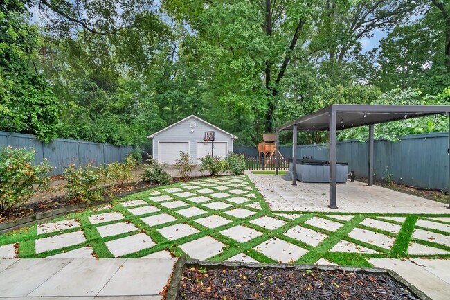 Building Photo - Spacious charmer in the heart of Dilworth ...