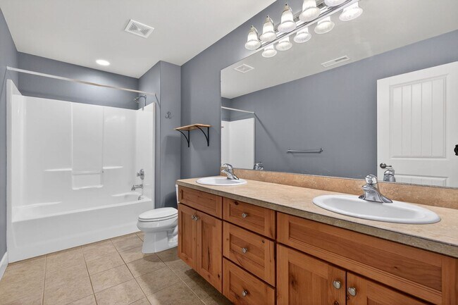 Building Photo - Luxury Living in Awbrey?Court: Your 4 Bed Dream Home Awaits