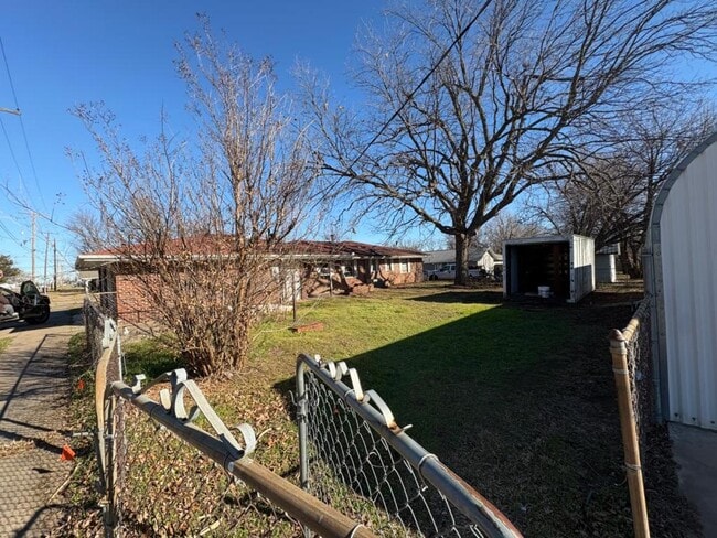 Building Photo - 603 E Maple St