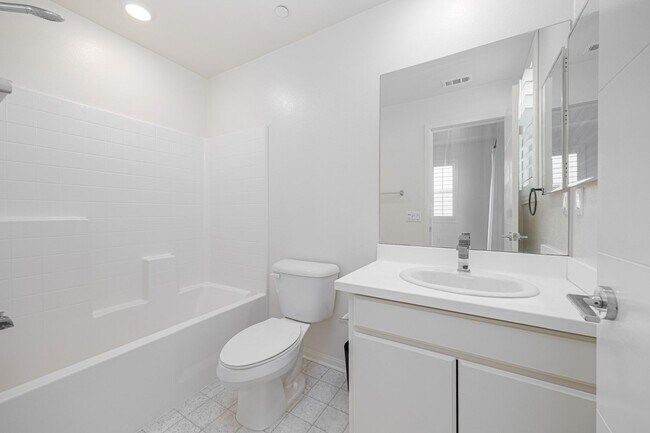 Building Photo - Perfectly located 4-bedroom townhouse in c...