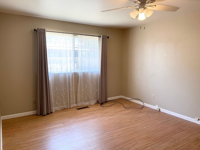 Building Photo - Centrally Located 3 Bedroom Duplex in Wind...