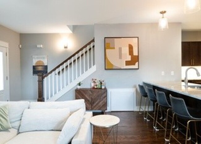 Building Photo - 3 Bed, 3 Bath East Nashville Beauty!