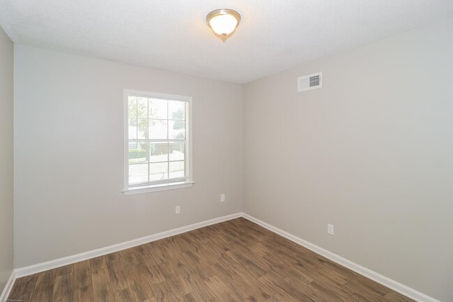 Building Photo - 5380 Albemarle Dr