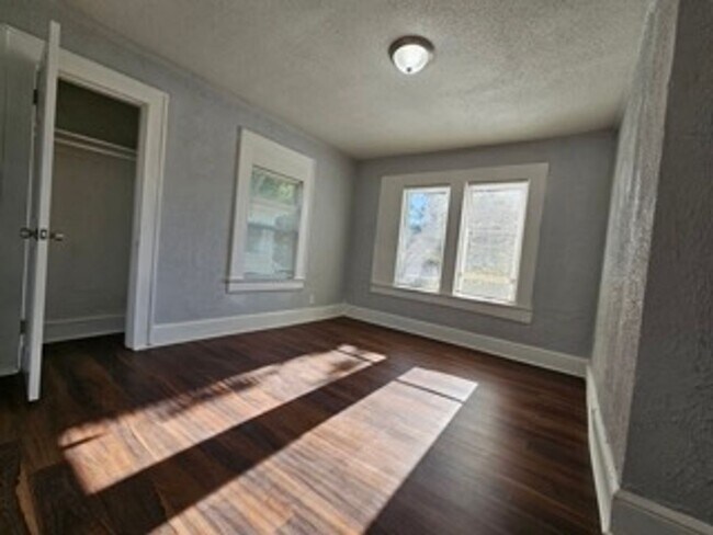 Building Photo - Spacious 3BR/2BA Home with Modern Amenities and Fenced Yard