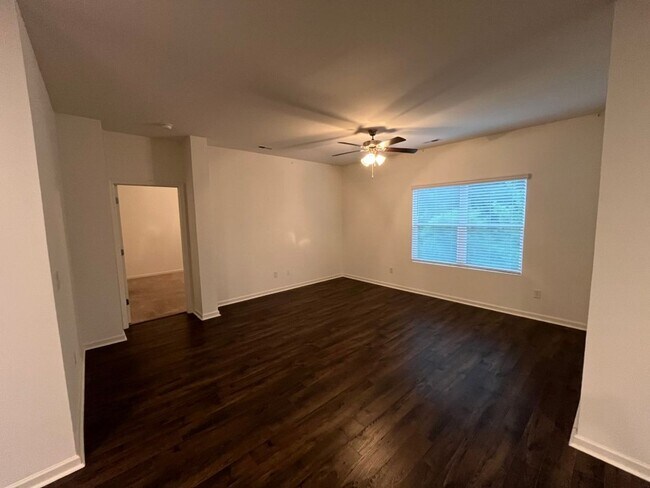 Building Photo - Move in Ready: 4 bedroom- 2 bath Beauty! Appliances Included