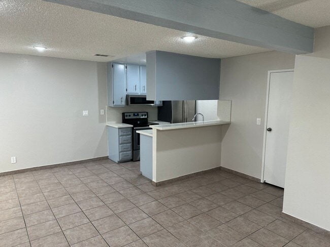 Building Photo - SE Desert Inn and Eastern!! Townhouse with 2 parking Spaces!! Recent Remodel!!