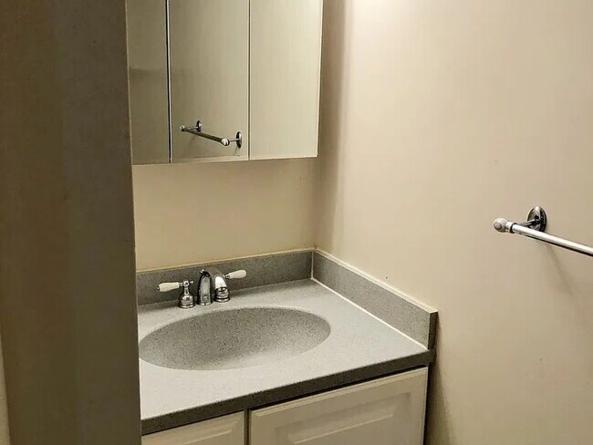 Building Photo - Spacious 2 BED 1.5 BATH Condo rental close to Quincy Center!